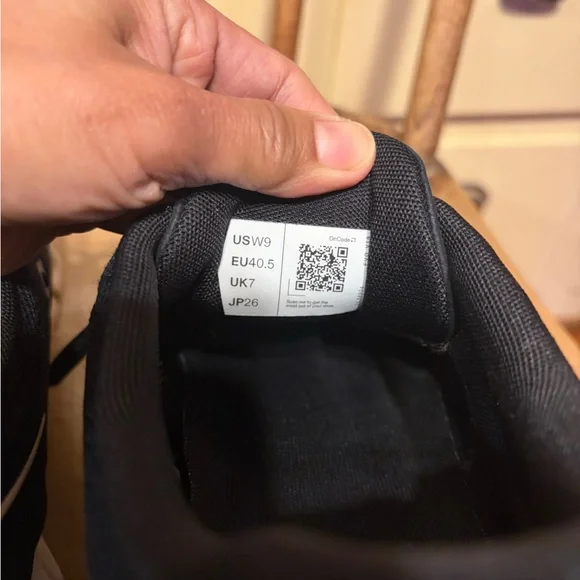 On Running women Black and White Athletic Shoes - Picture 6 of 16